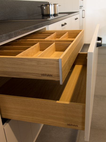 Luxe keukenlade met interne indeling, perfect voor een overzichtelijke en praktische keuken.
