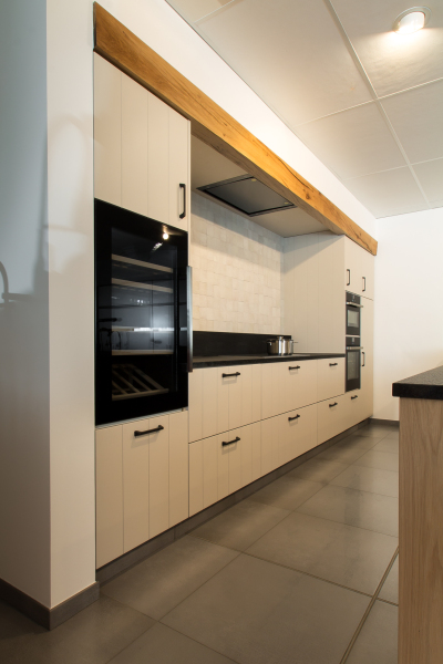 Moderne keuken met eiland – Strak design met een ruim werkblad en houten accenten, ontworpen door Keukens Vervan