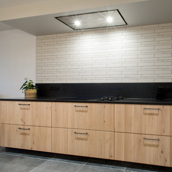 Moderne keuken met ingebouwde kasten en een groot eiland, ontworpen door Keukens Vervan.