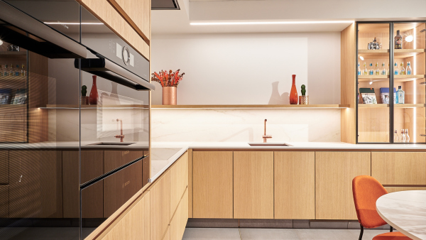 Tijdloze keuken met houtlook indirecte verlichting