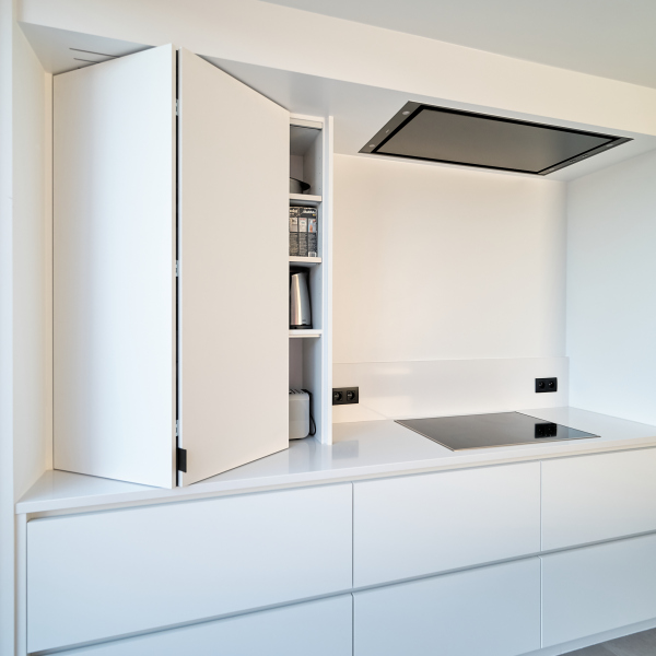 Witte moderne keuken in Roeselare met handige opberguimte
